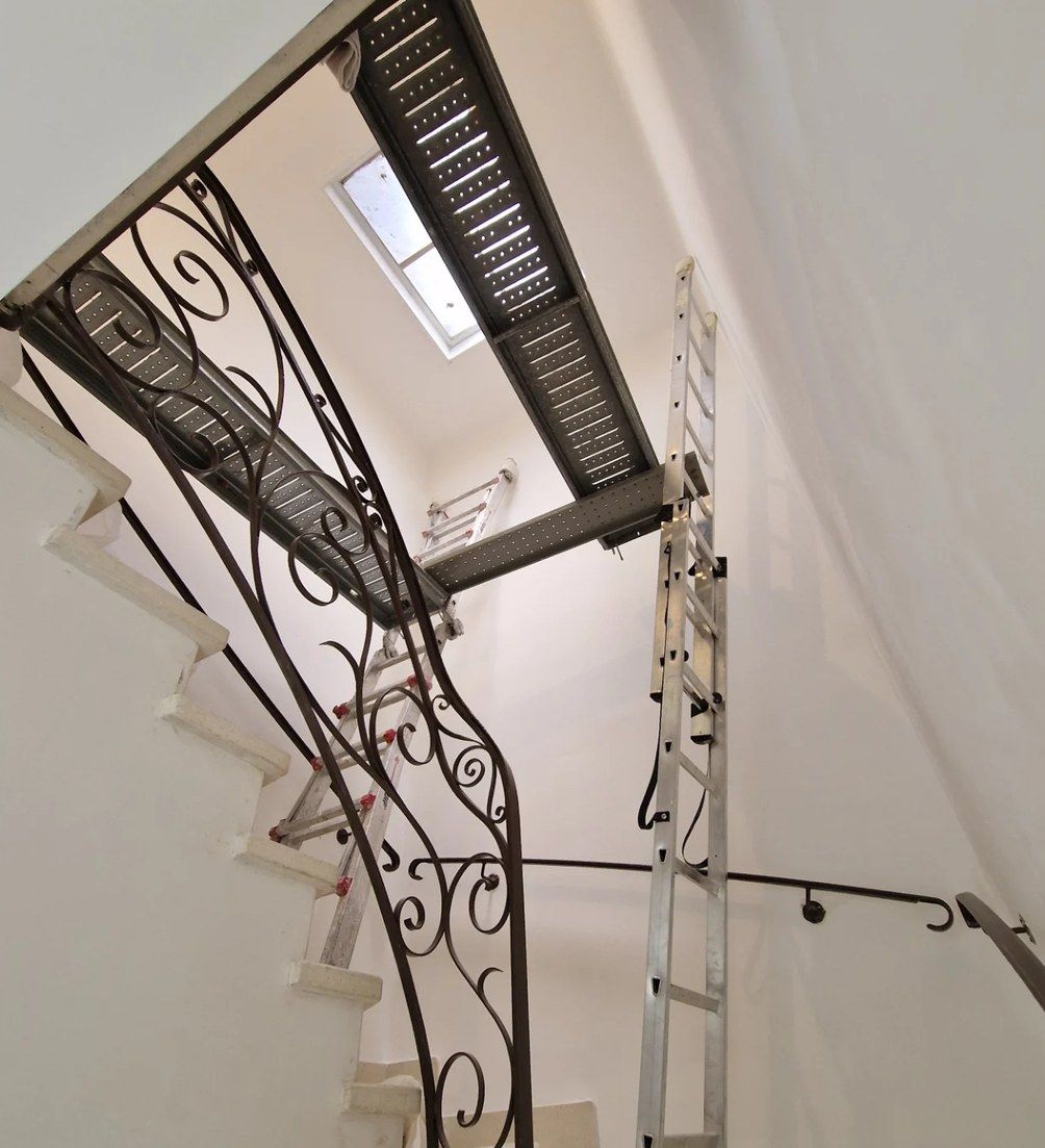 Cage d'escalier en chantier, échafaudage sous la verrière