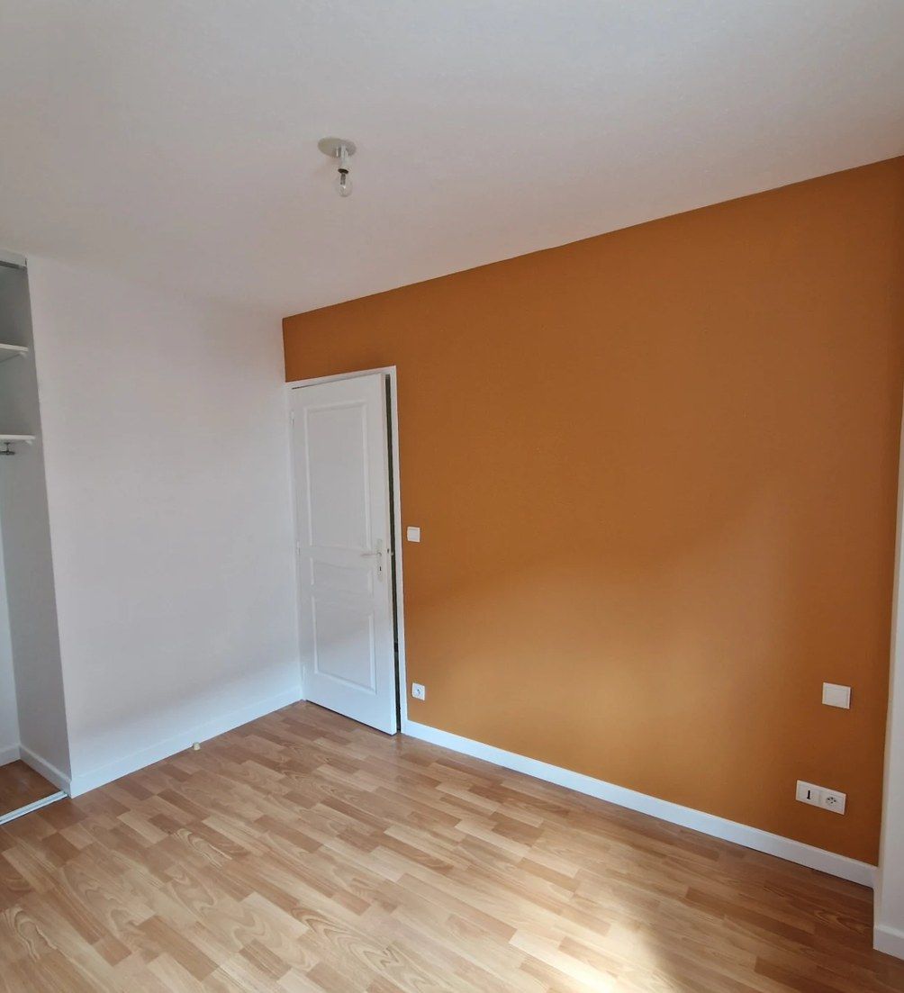 Chambre repeinte avec un mur ocre à Albi