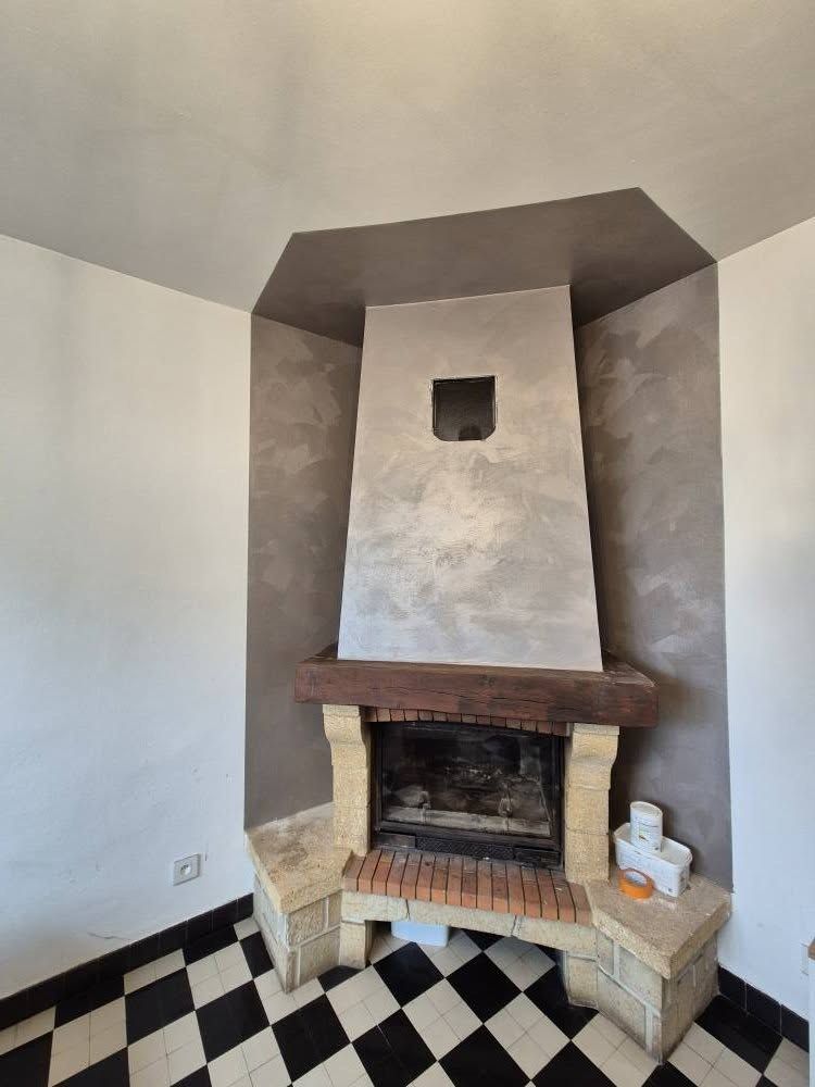 Hotte de cheminée après enduit décoratif taupe