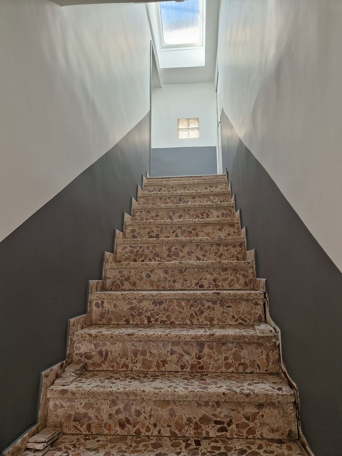 Cage d'escalier repeinte en gris et blanc