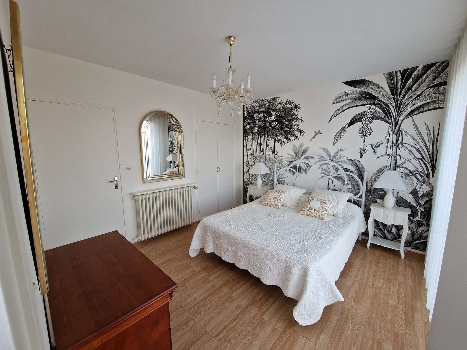 Chambre avec papier peint panoramique posé par AB Peinture et Décoration à Albi