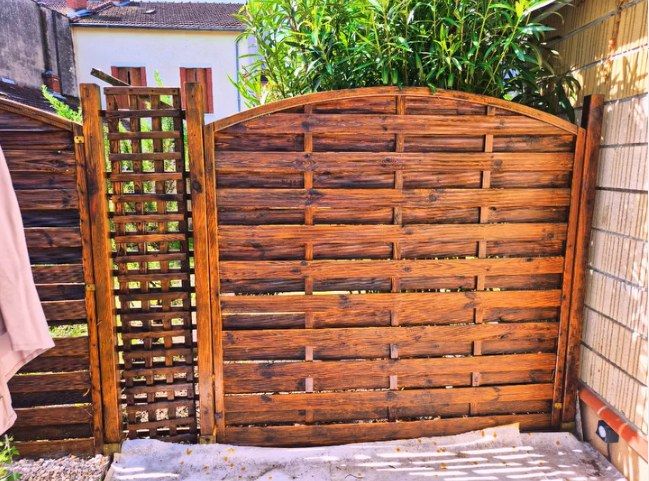 Palissade en bois lasurée