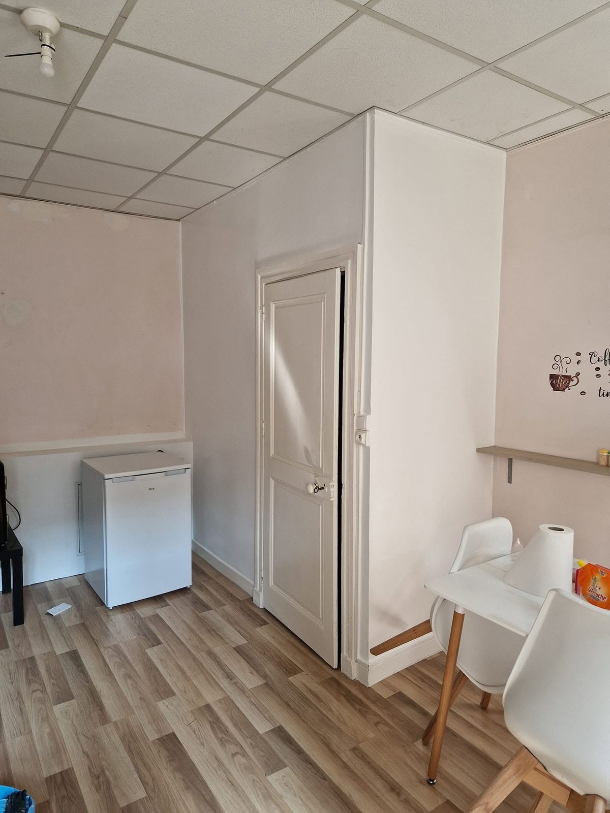 Pièce repeinte en blanc après rebouchage des murs