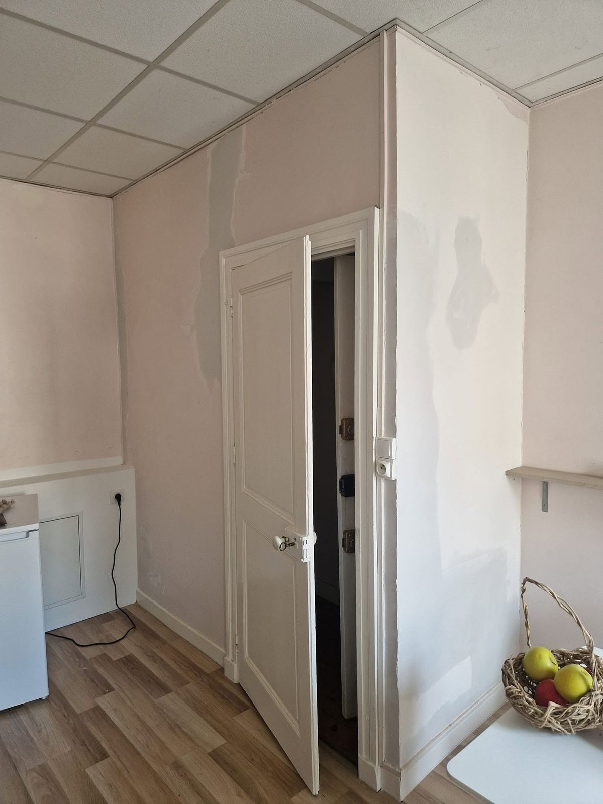 Pièce aux murs roses abîmés avant remise en peinture