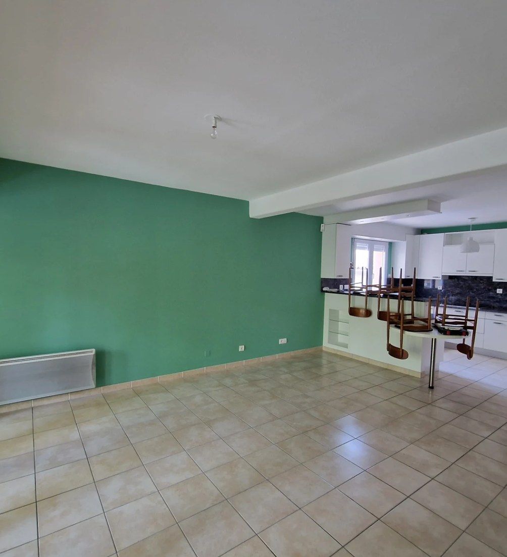 Séjour ouvert avec mur vert